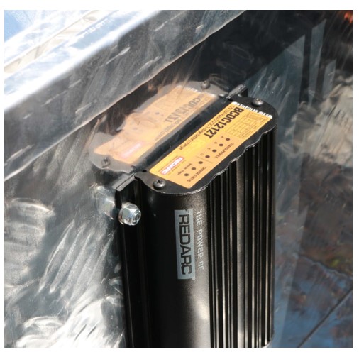 REDARC DC-DC step up lader 40A med solar - Image 3